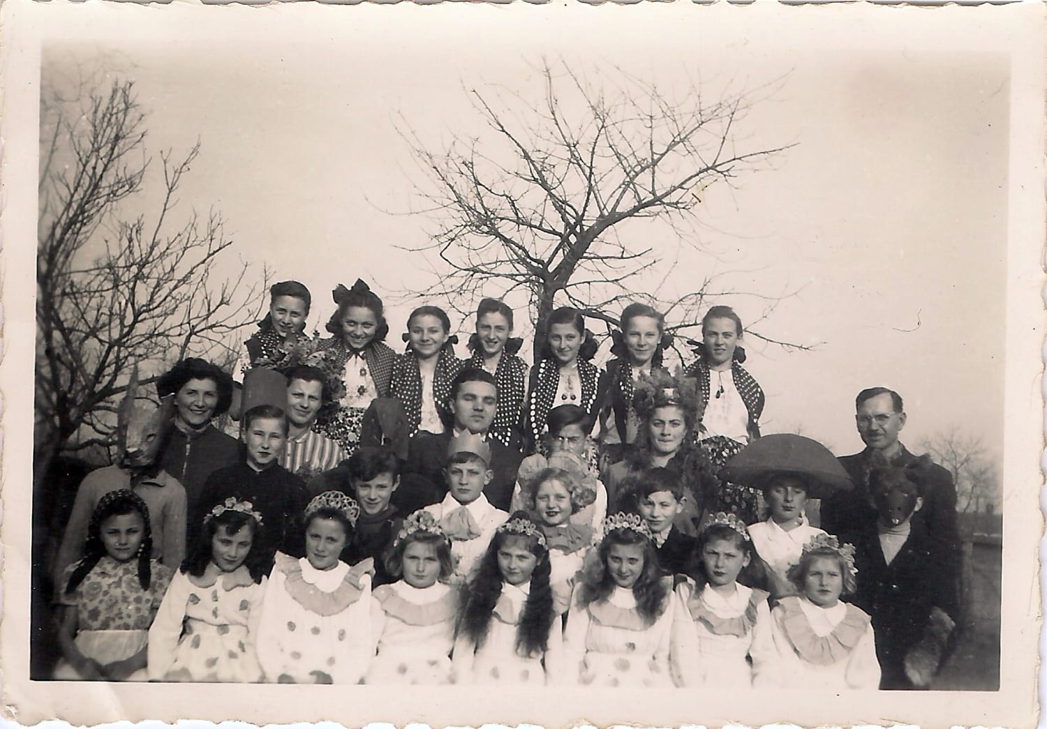 Színdarabot előadó püspökmolnári gyerekek és pedagógusok 1952-53 körül · Püspökmolnári