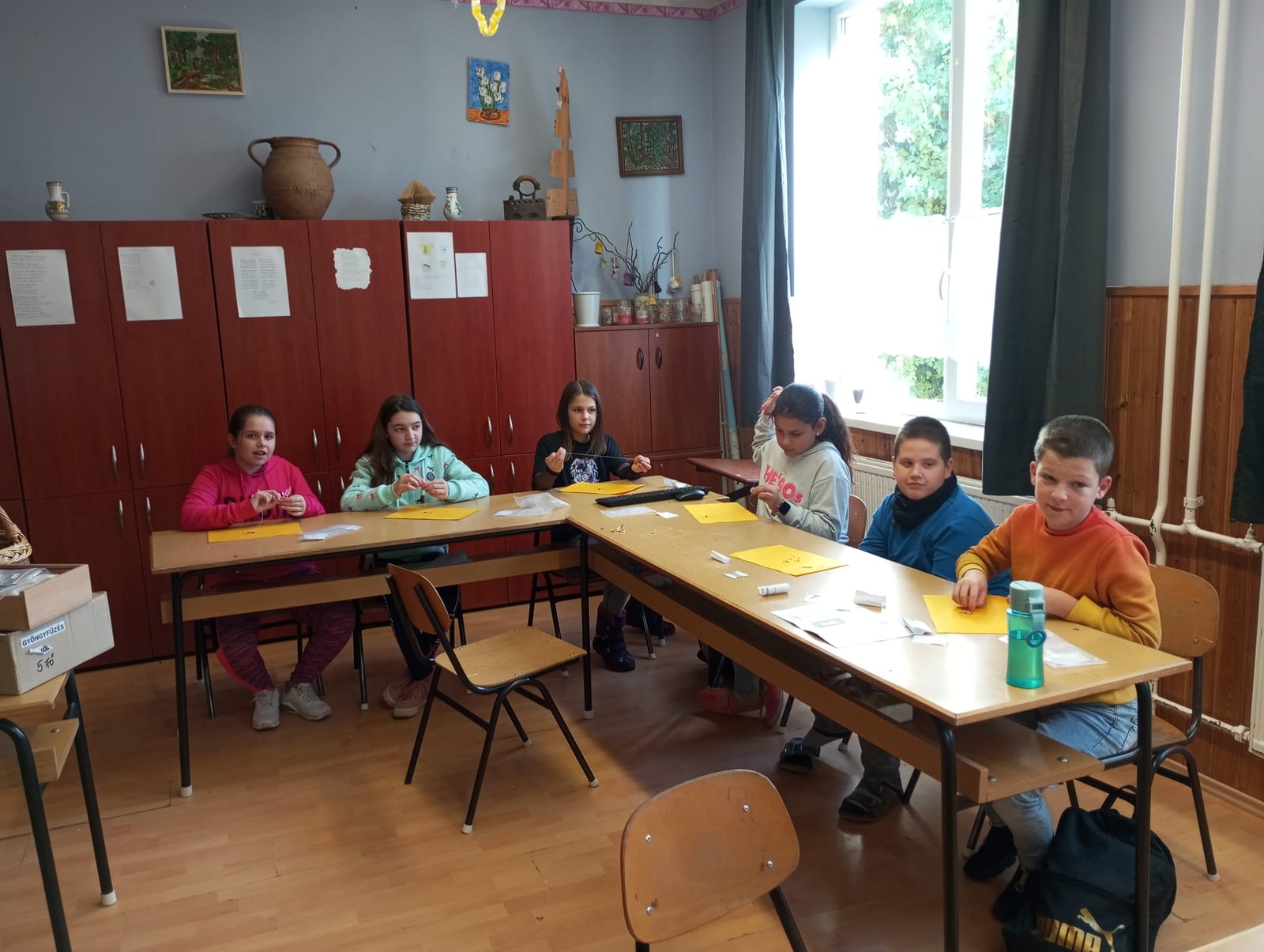 Gyöngyfűző szakkör az iskolában · Nemesgörzsöny