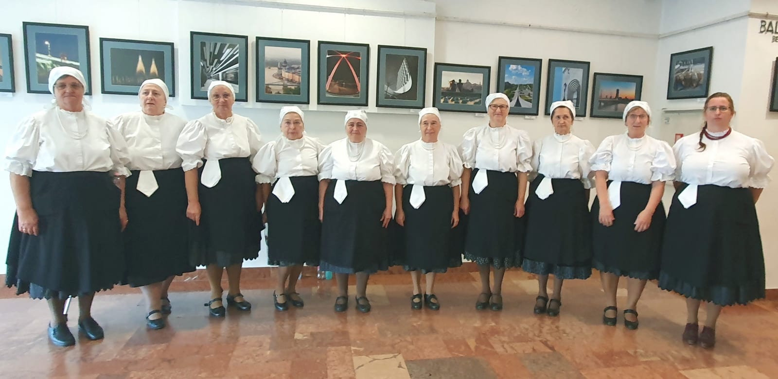 Kenderszer Népdalkör asszonyai fellépés előtt · Takácsi