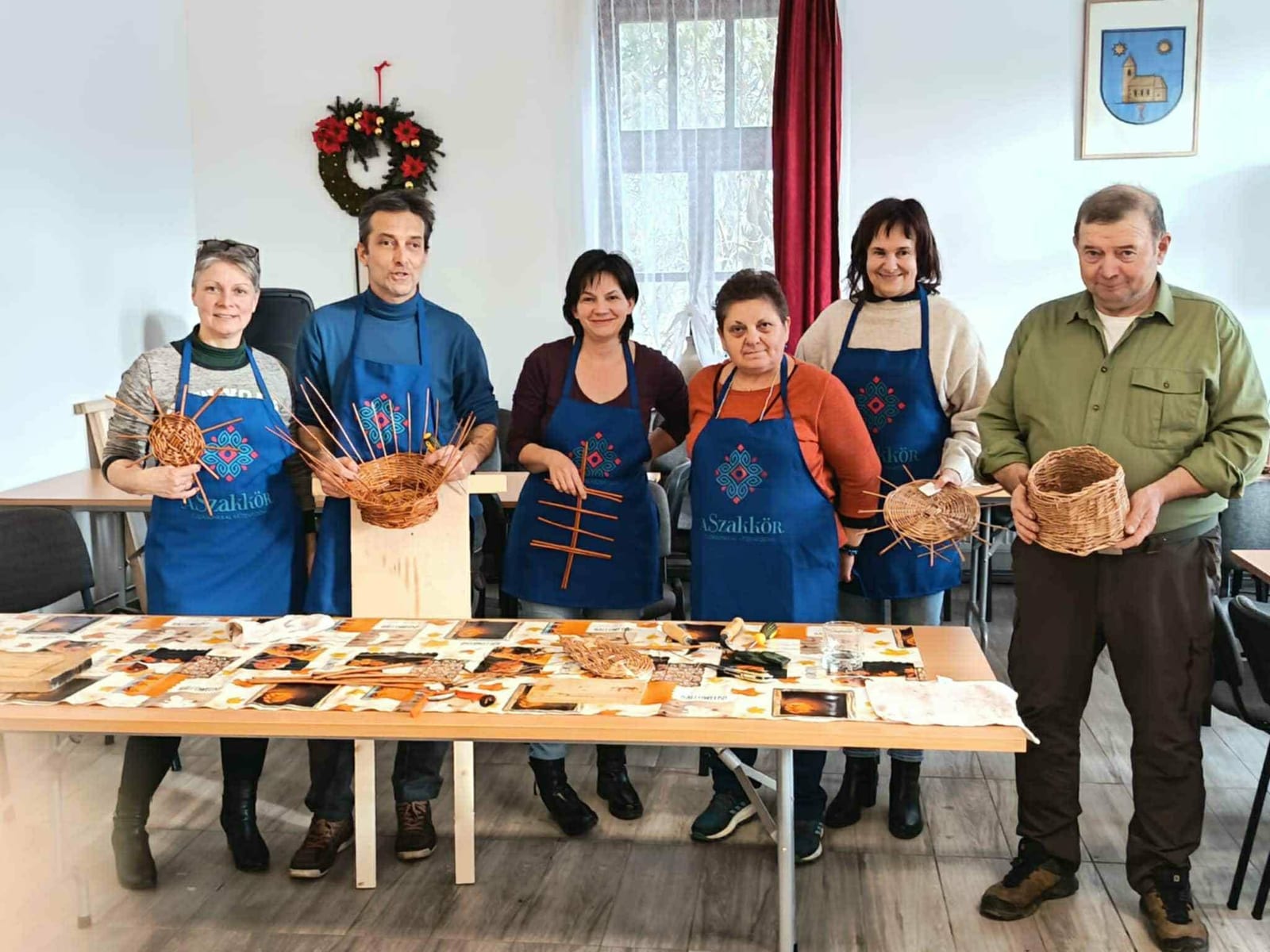 A kosárfonás szakkör teljes csapata · Velemér