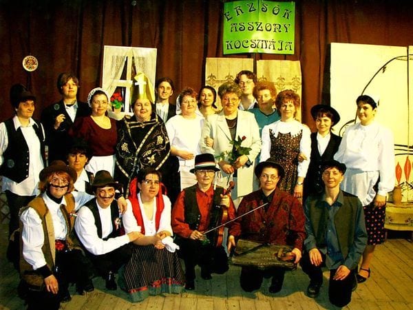Amatör színjátszók bemutató · Madaras