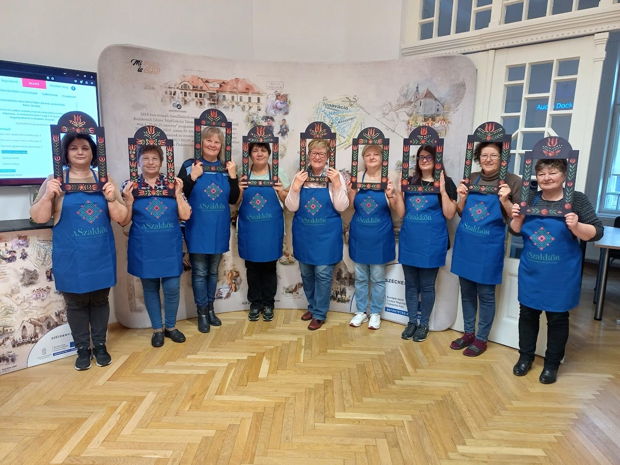 Faddi tükör bűvöletében Jászfényszarun - Bedekovich Népfőiskola bútorfestés szakkörei · Jászfényszaru