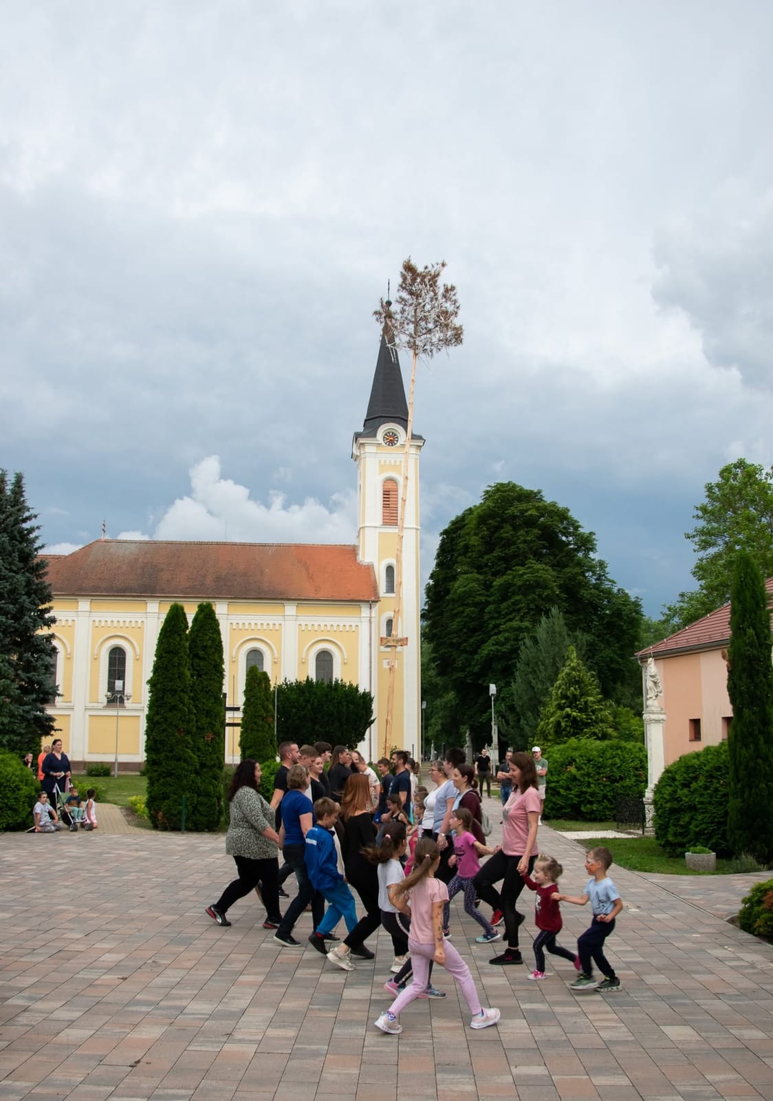 Májusfakitáncolás Agyagosszergényben · Agyagosszergény