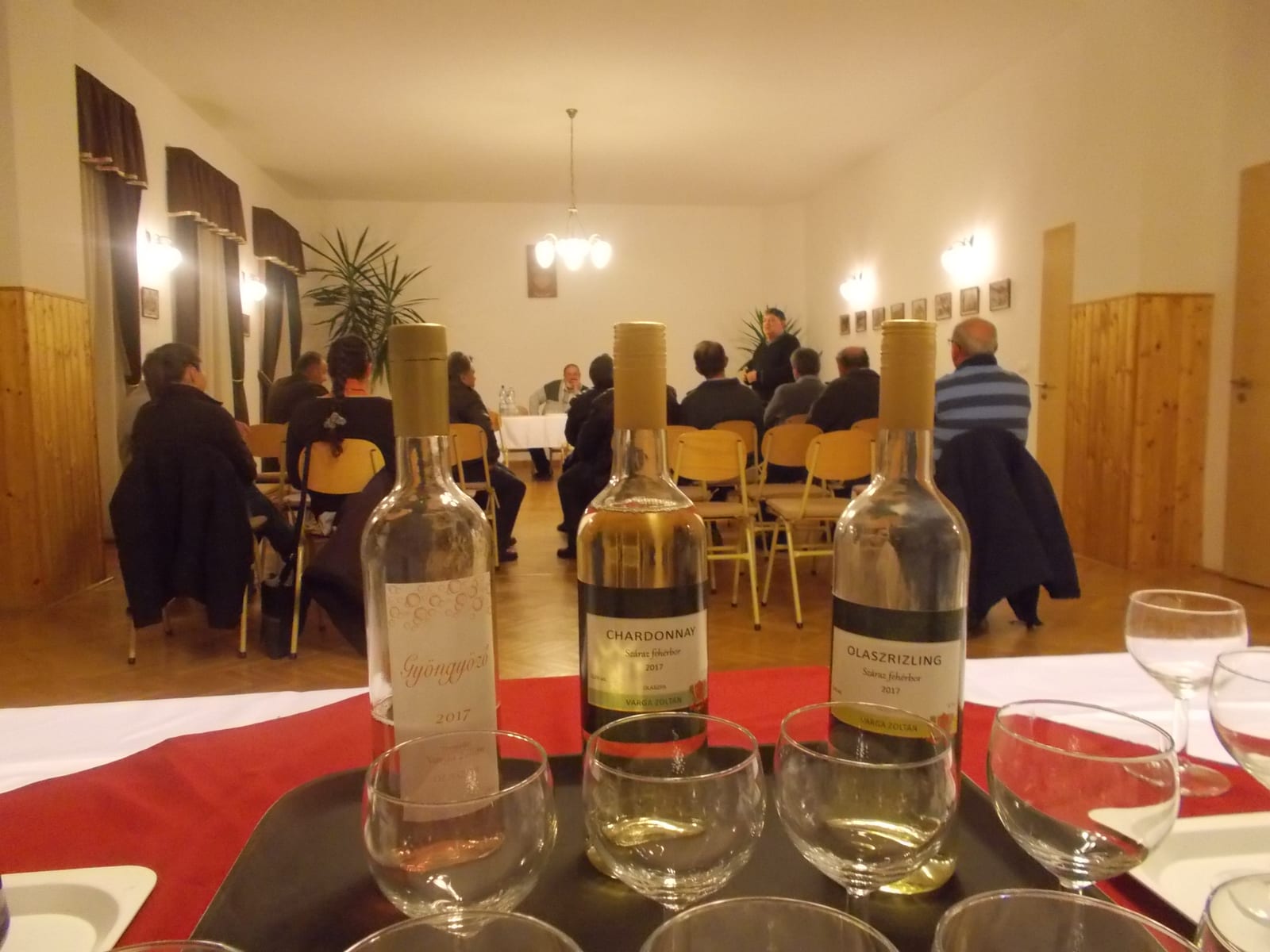 Helyi borosgazdák találkozója a Közösségi házban · Olaszfa
