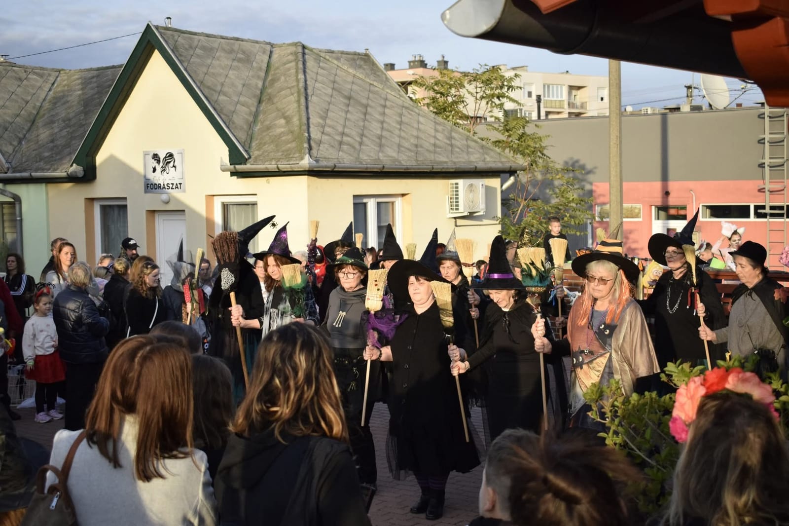 A Sortánc Klub-os boszik nyitótánca - V. Péti Halloween · Pétfürdő