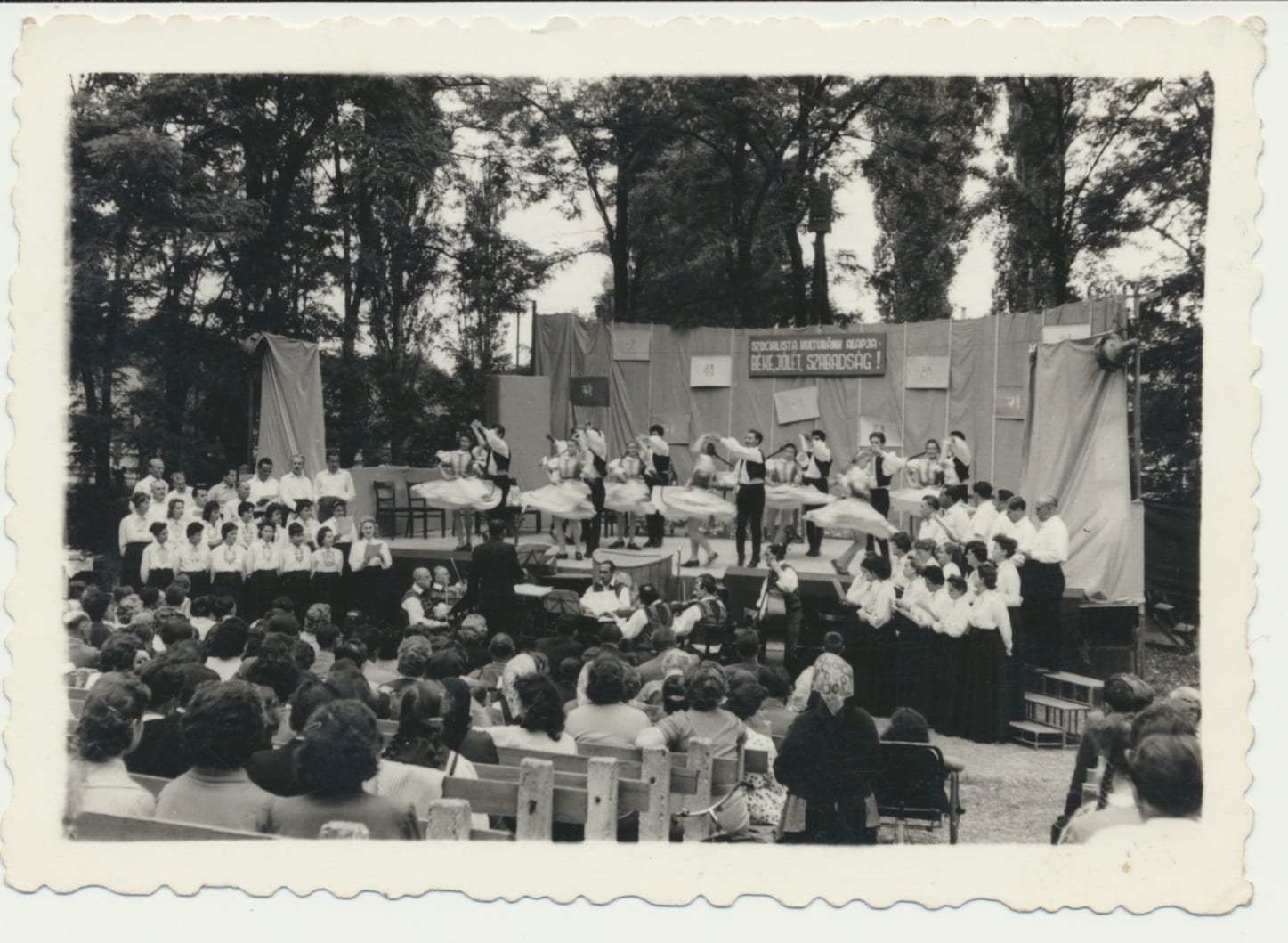 Kultúrműsor a szabadtéri színpadon-1960-as évek · Hajdúszoboszló