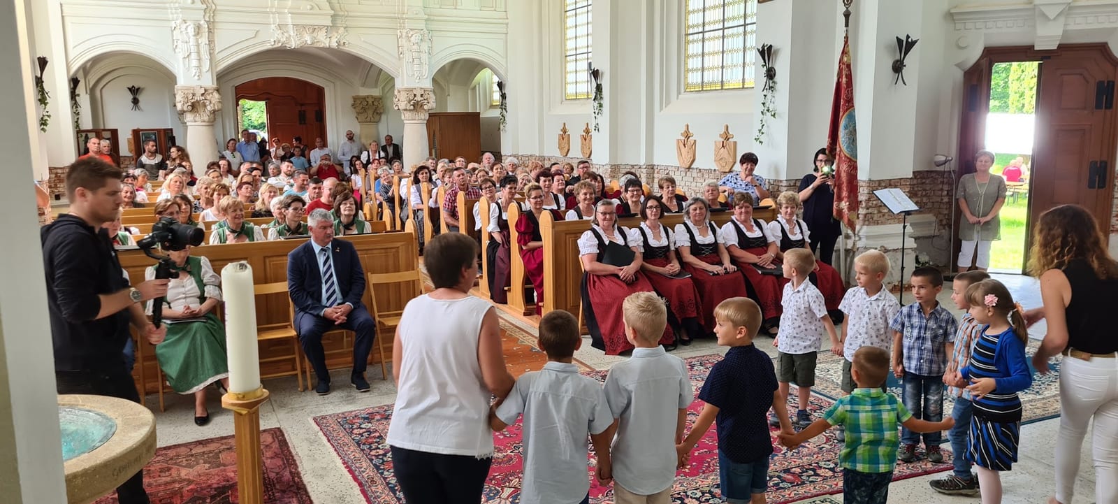 Rönöki Szent Imre templom és a határmenti hagyományőrzés. · Rönök