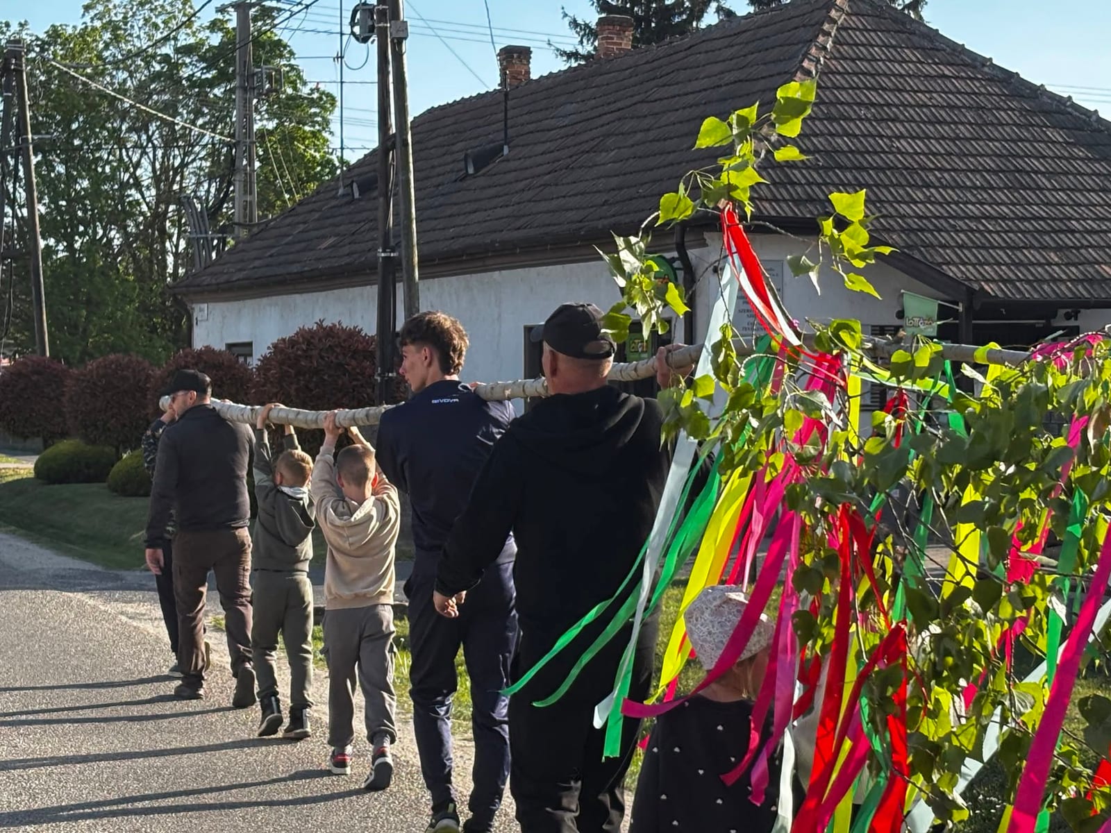 Közösségi májusfaállítás · Máriakálnok