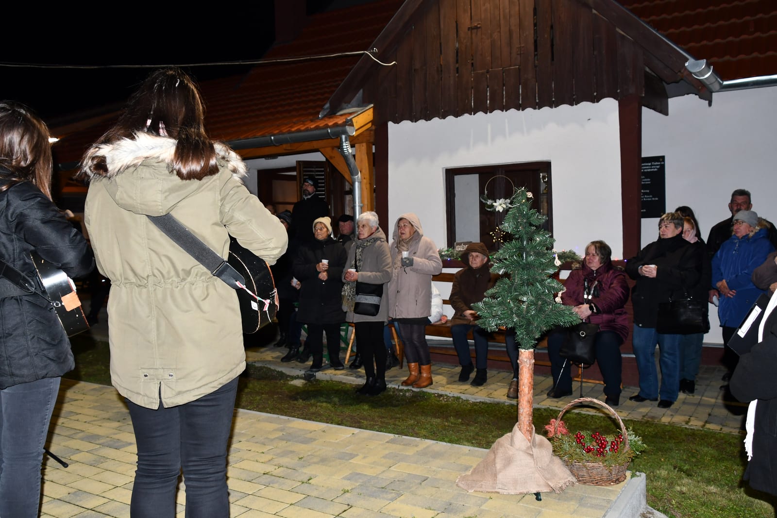 A Murakeresztúri Tamburások adventi koncertja a Horvát Tájháznál · Murakeresztúr