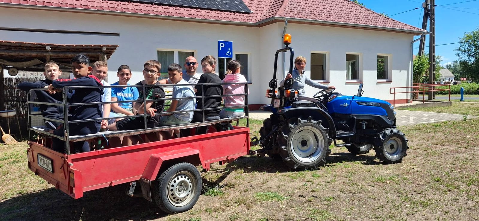 Gyermeknapi traktoros kirándulás · Bátorliget