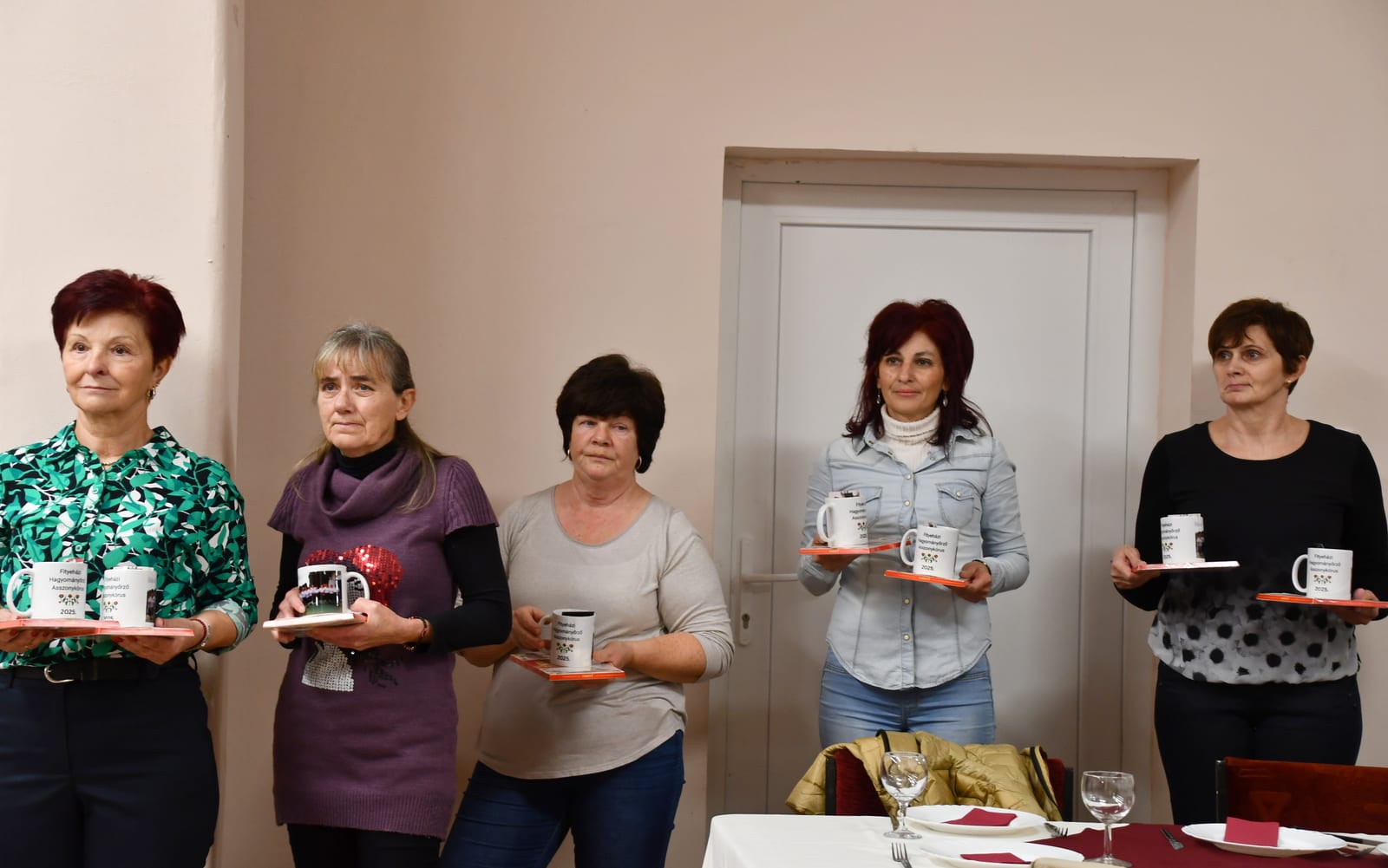 Önkéntes segítők egy kisebb csoportja · Fityeház