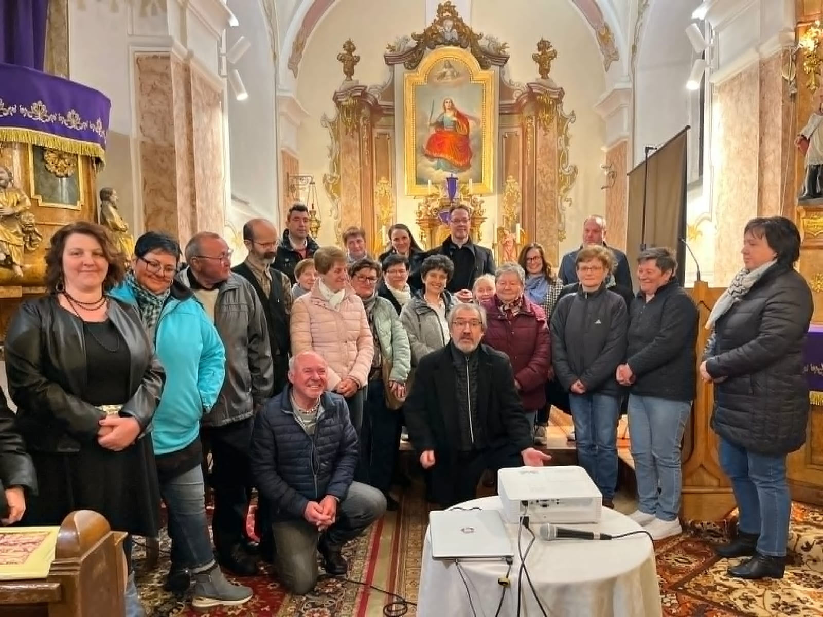 Közös pillanat a Szent Ágota -templomban · Perenye