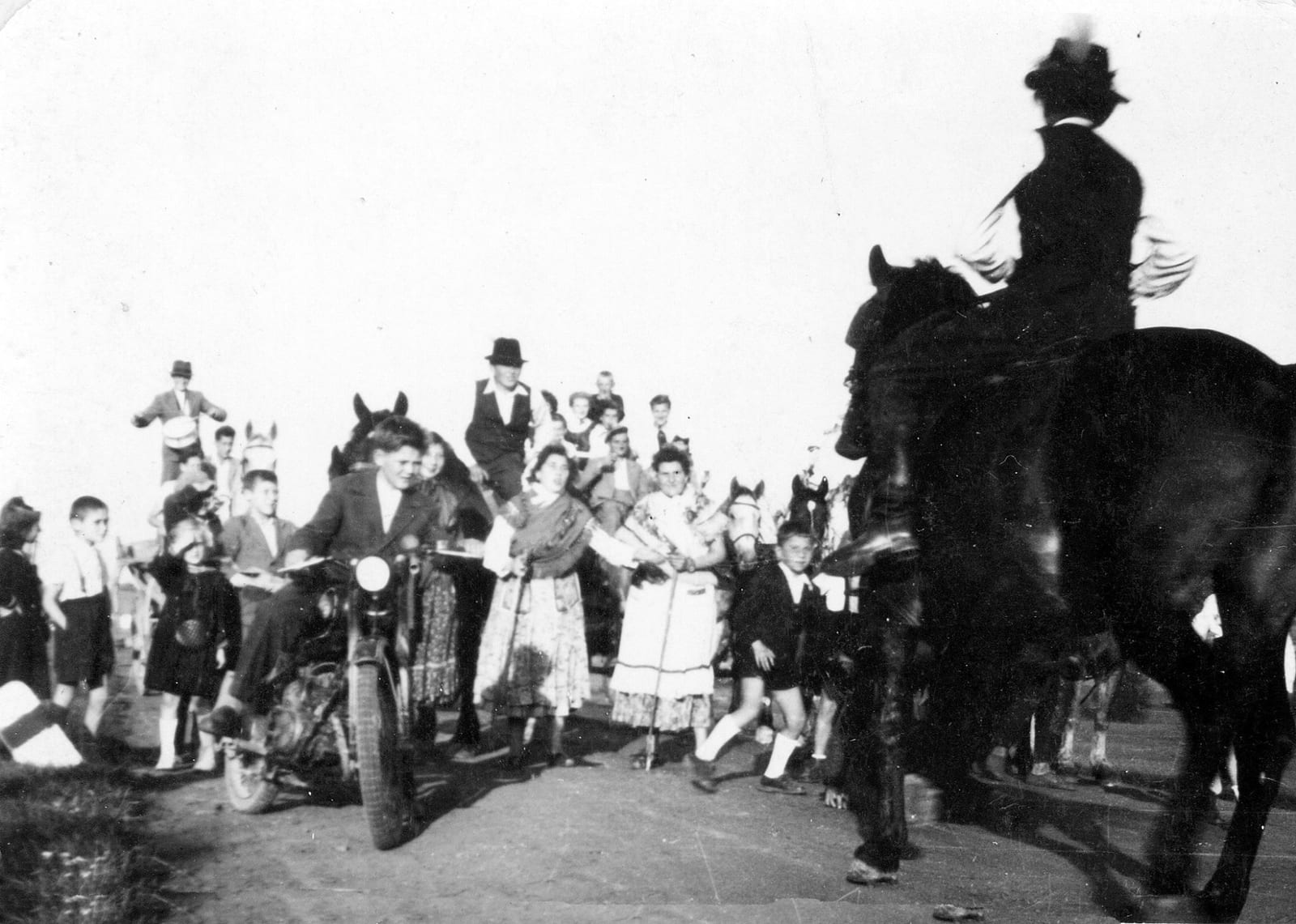 Szüreti felvonulás az 1950-es években Teskándon · Teskánd