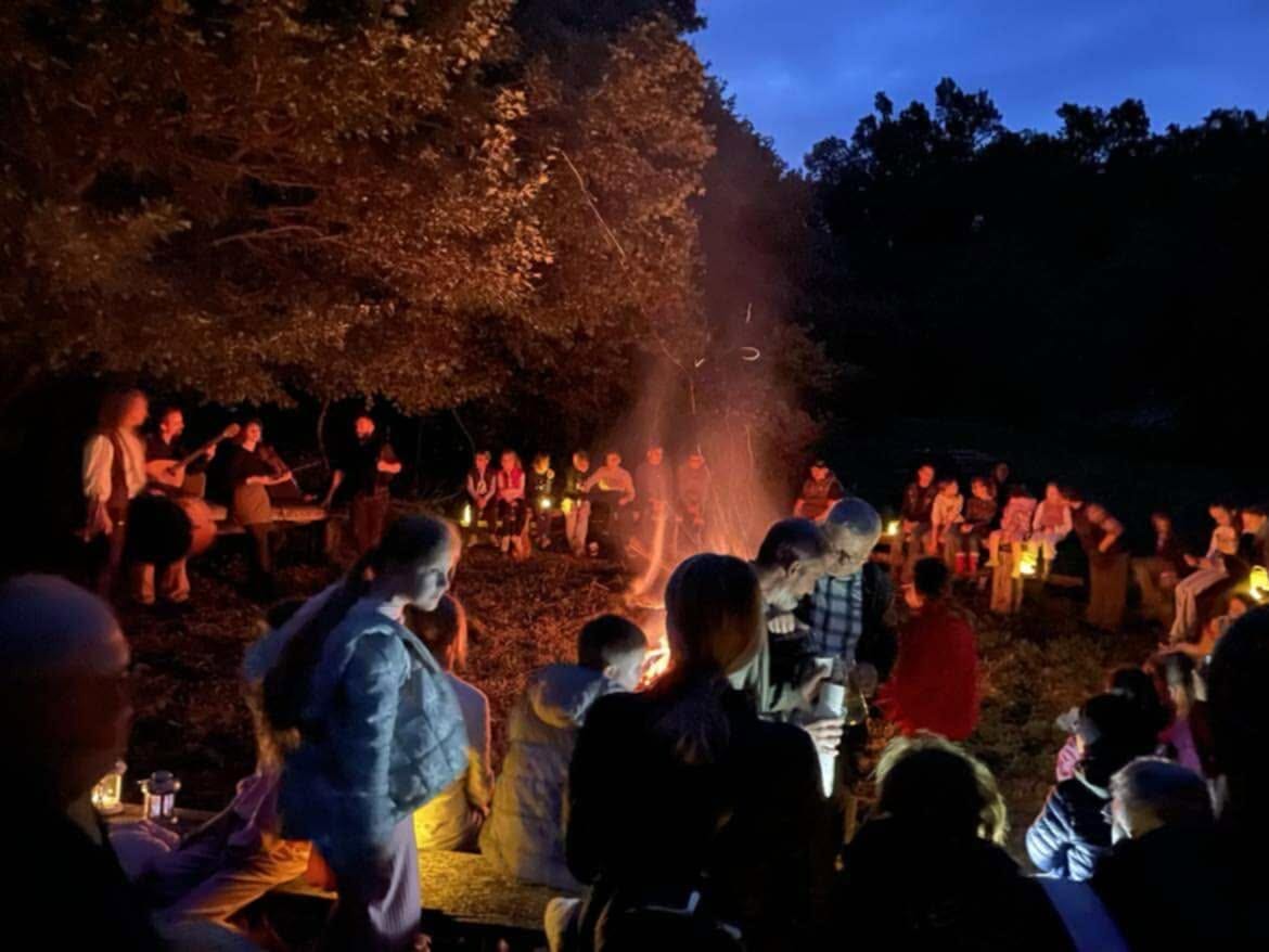 Ludvércűzők a tűz körül · Valkonya